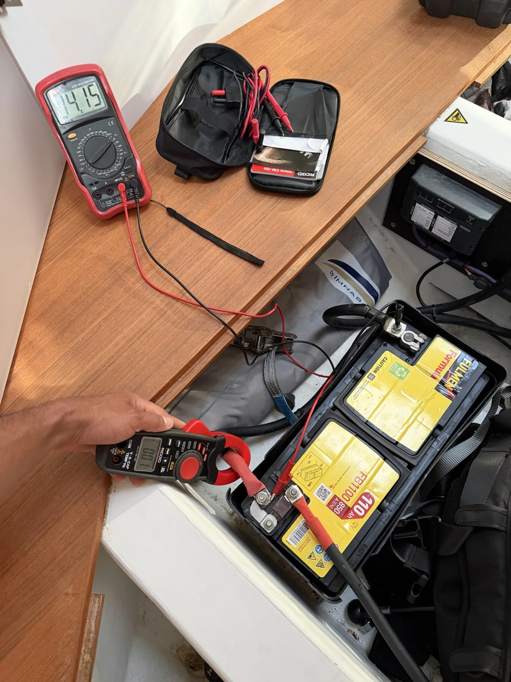 Técnico comprobando una instalación eléctrica con instrumentos de medición